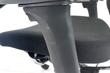 【ポリッシュ脚ピカピカ磨き有！】オカムラ コンテッサセコンダ 大型ヘッドレスト付 Contessa seconda 2018年製 中古 中古オフィス家具 ブラックの画像