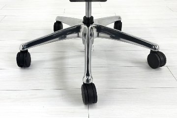 【ポリッシュ脚ピカピカ磨き有！】オカムラ コンテッサセコンダ 大型ヘッドレスト付 Contessa seconda 2018年製 中古 中古オフィス家具 ブラックの画像