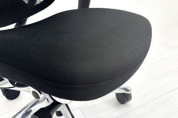 【ポリッシュ脚ピカピカ磨き有！】オカムラ コンテッサセコンダ 大型ヘッドレスト付 Contessa seconda 2018年製 中古 中古オフィス家具 ブラックの画像