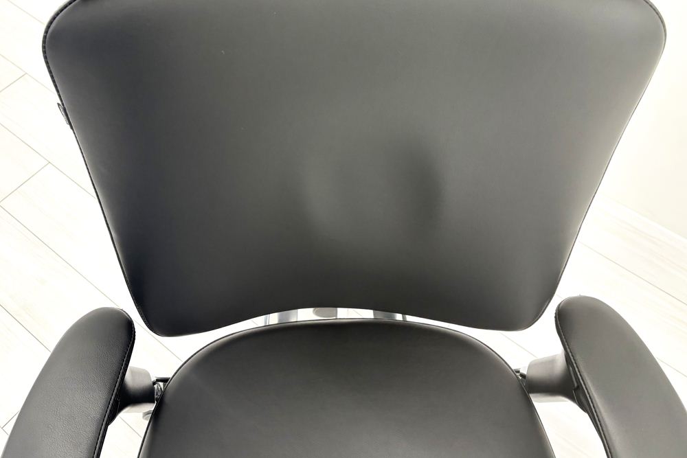 【ポリッシュ脚ピカピカ磨き有！】オカムラ コンテッサ 中古 大型ヘッドレスト付 OKAMURA Contessa 中古オフィス家具 ブラック 革 レザーの画像