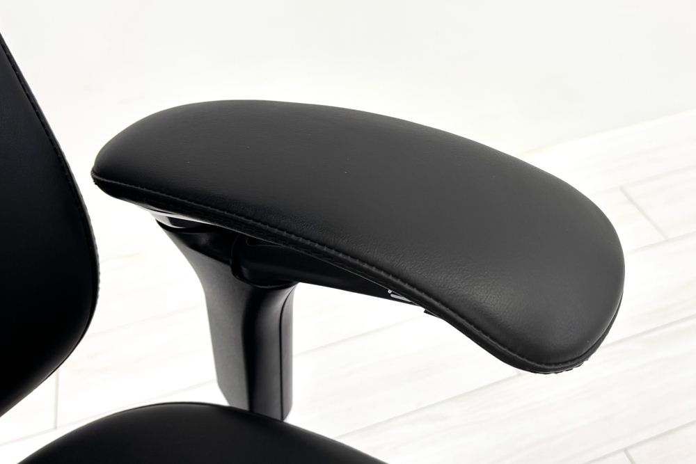 【ポリッシュ脚ピカピカ磨き有！】オカムラ コンテッサ 中古 大型ヘッドレスト付 OKAMURA Contessa 中古オフィス家具 ブラック 革 レザーの画像