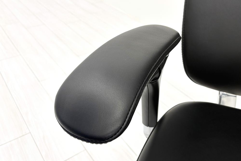 【ポリッシュ脚ピカピカ磨き有！】オカムラ コンテッサ 中古 大型ヘッドレスト付 OKAMURA Contessa 中古オフィス家具 ブラック 革 レザーの画像