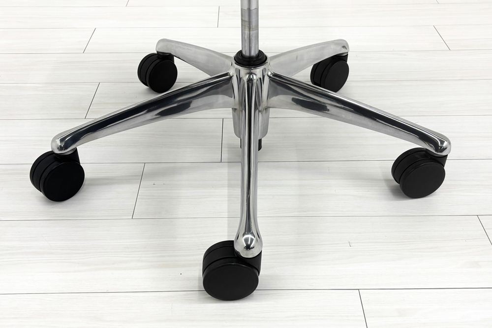 【ポリッシュ脚ピカピカ磨き有！】オカムラ コンテッサ 中古 大型ヘッドレスト付 OKAMURA Contessa 中古オフィス家具 ブラック 革 レザーの画像