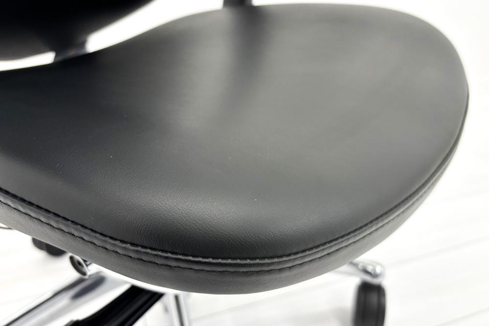 【ポリッシュ脚ピカピカ磨き有！】オカムラ コンテッサ 中古 大型ヘッドレスト付 OKAMURA Contessa 中古オフィス家具 ブラック 革 レザーの画像