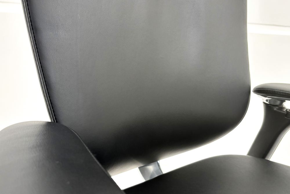 【ポリッシュ脚ピカピカ磨き有！】オカムラ コンテッサ 中古 大型ヘッドレスト付 OKAMURA Contessa 中古オフィス家具 ブラック 革 レザーの画像