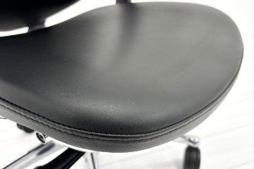 【ポリッシュ脚ピカピカ磨き有！】オカムラ コンテッサ 中古 大型ヘッドレスト付 OKAMURA Contessa 中古オフィス家具 ブラック 革 レザーの画像