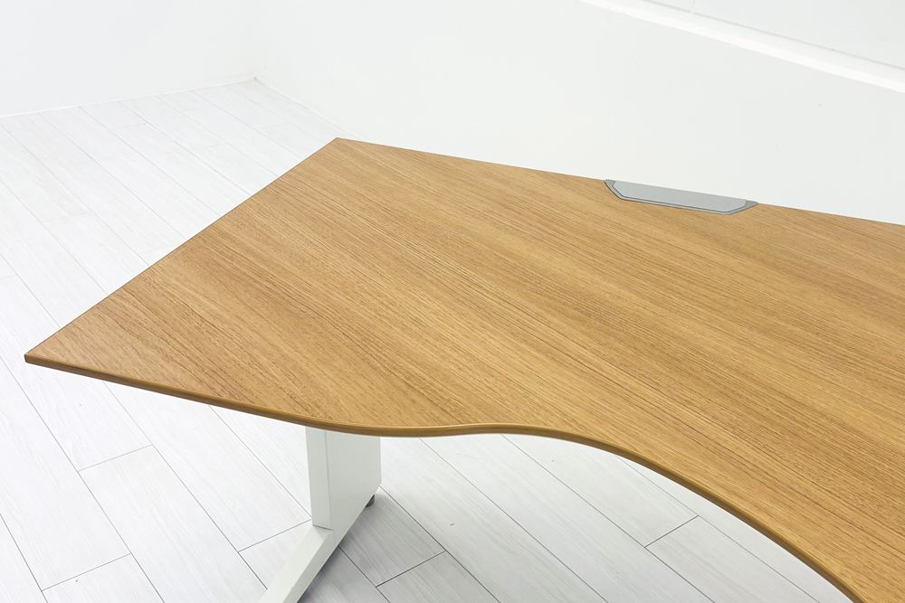 オカムラ ブーメランデスク 120° 1100mm 中古 事務机 中古オフィス家具 ミディアムブラウン系色の画像