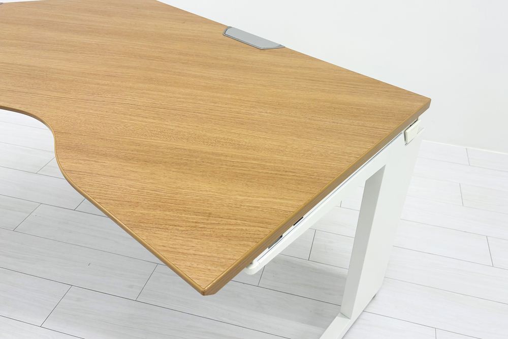 オカムラ ブーメランデスク 120° 1100mm 中古 事務机 中古オフィス家具 ミディアムブラウン系色の画像