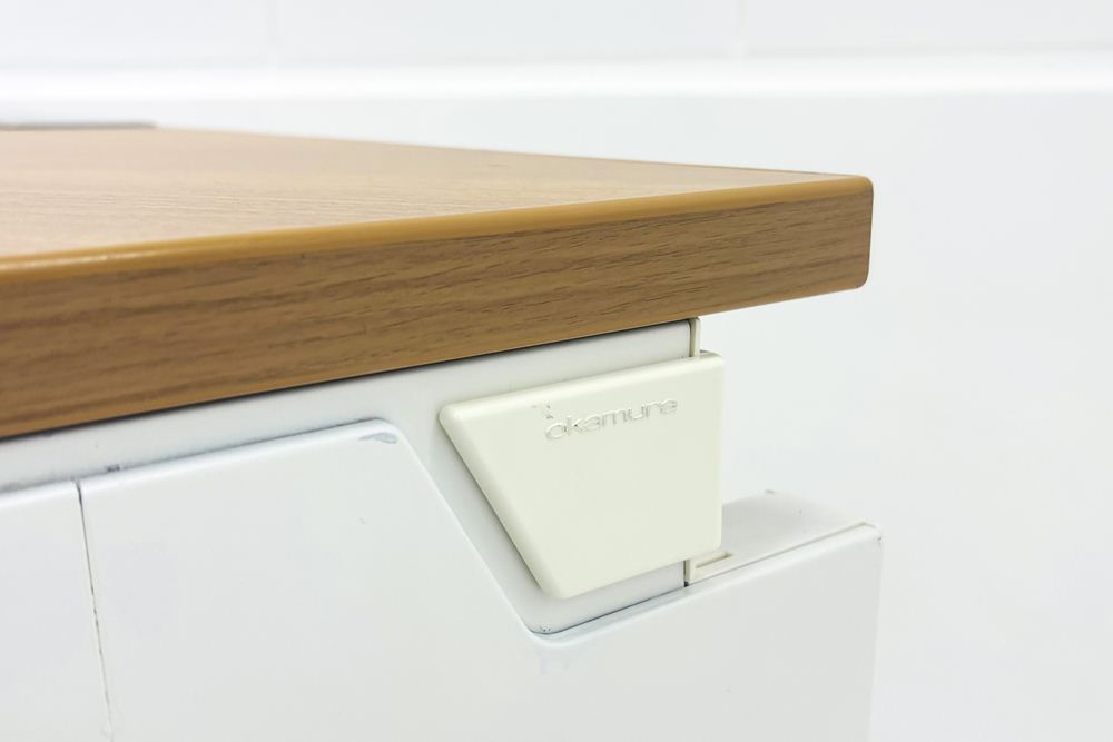 オカムラ ブーメランデスク 120° 1100mm 中古 事務机 中古オフィス家具 ミディアムブラウン系色の画像