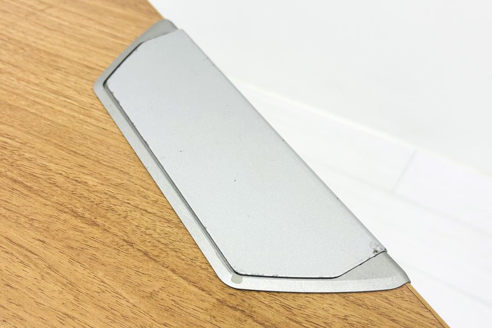 オカムラ ブーメランデスク 120° 1100mm 中古 事務机 中古オフィス家具 ミディアムブラウン系色の画像