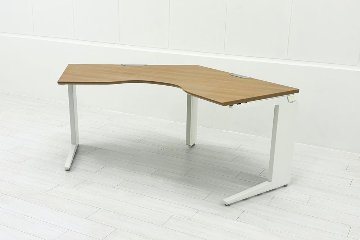 オカムラ ブーメランデスク 120° 1100mm 中古 事務机 中古オフィス家具 ミディアムブラウン系色の画像