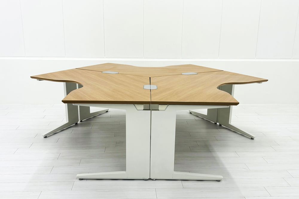 【3台セット】オカムラ ブーメランデスク 120° 1100mm 中古 事務机 中古オフィス家具 ミディアムブラウン系色の画像