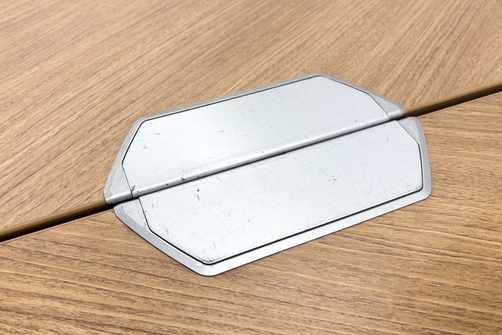 【3台セット】オカムラ ブーメランデスク 120° 1100mm 中古 事務机 中古オフィス家具 ミディアムブラウン系色の画像