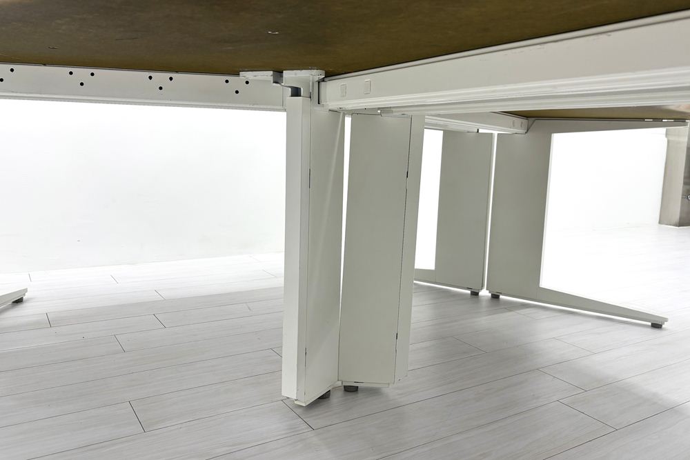 【3台セット】オカムラ ブーメランデスク 120° 1100mm 中古 事務机 中古オフィス家具 ミディアムブラウン系色の画像