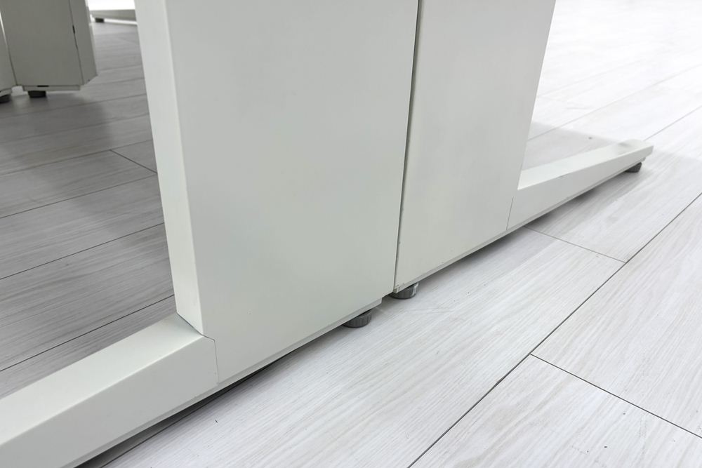 【3台セット】オカムラ ブーメランデスク 120° 1100mm 中古 事務机 中古オフィス家具 ミディアムブラウン系色の画像