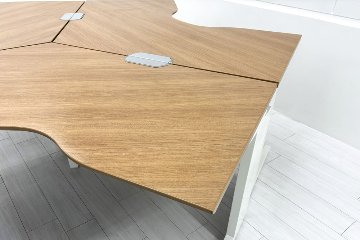 【3台セット】オカムラ ブーメランデスク 120° 1100mm 中古 事務机 中古オフィス家具 ミディアムブラウン系色の画像