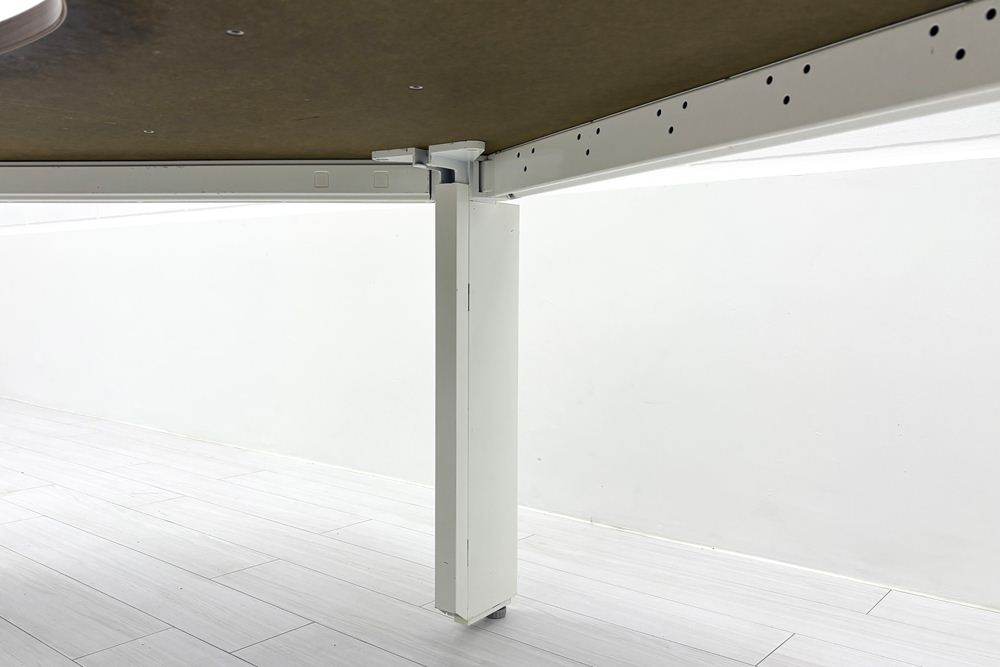 オカムラ ブーメランデスク 120° 1100mm 中古 事務机 中古オフィス家具 ダークブラウン系色の画像