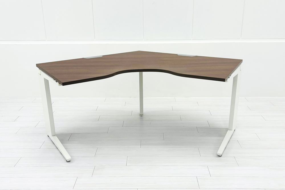 オカムラ ブーメランデスク 120° 1100mm 中古 事務机 中古オフィス家具 ダークブラウン系色の画像