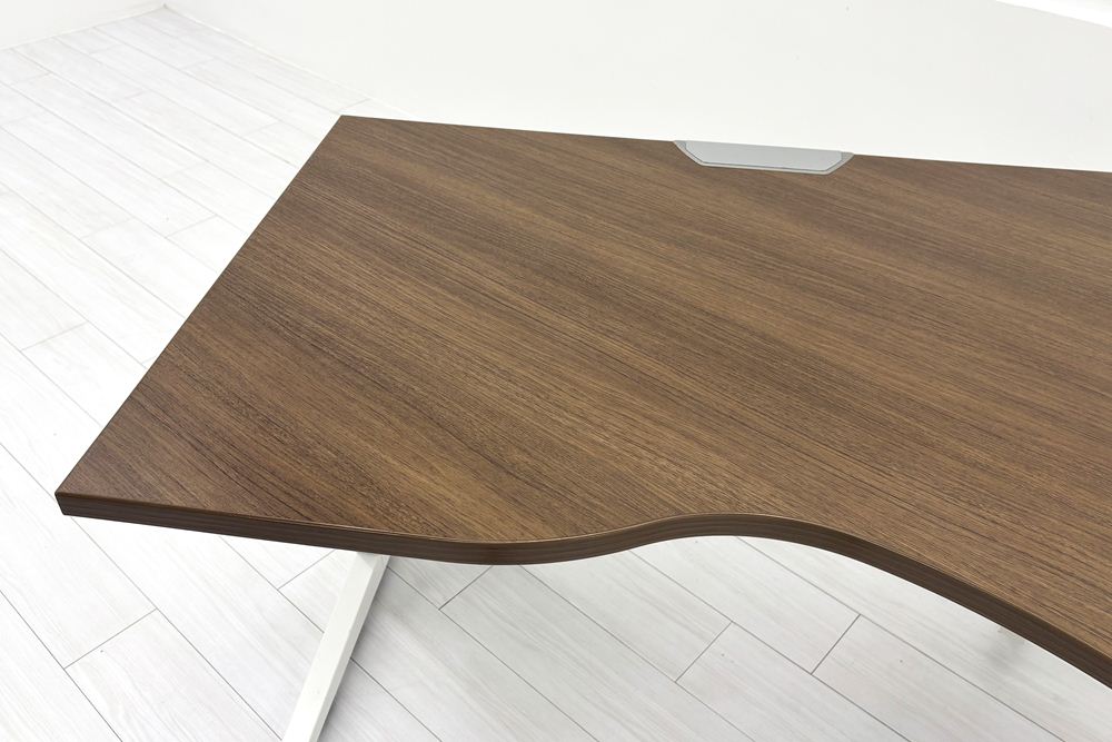 オカムラ ブーメランデスク 120° 1100mm 中古 事務机 中古オフィス家具 ダークブラウン系色の画像