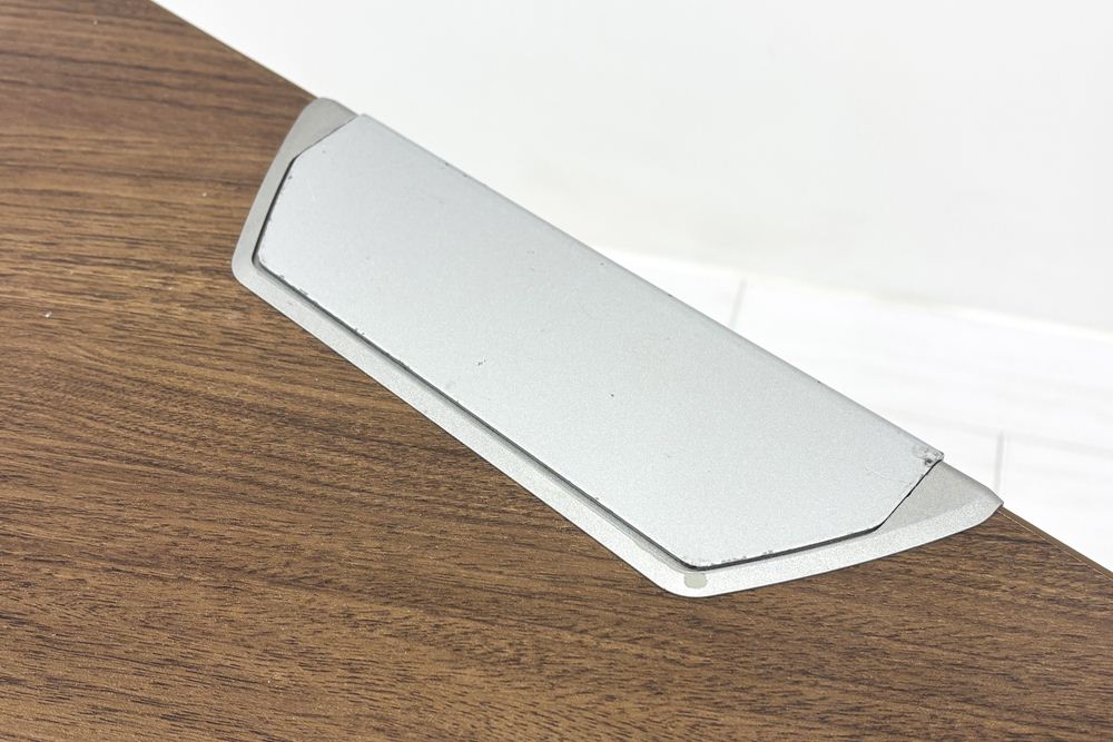 オカムラ ブーメランデスク 120° 1100mm 中古 事務机 中古オフィス家具 ダークブラウン系色の画像