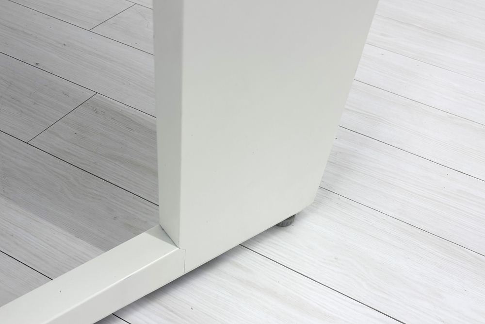 オカムラ ブーメランデスク 120° 1100mm 中古 事務机 中古オフィス家具 ダークブラウン系色の画像