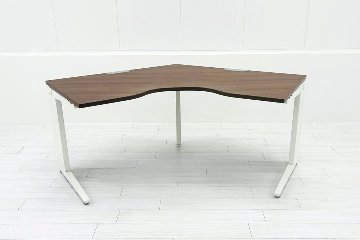 オカムラ ブーメランデスク 120° 1100mm 中古 事務机 中古オフィス家具 ダークブラウン系色の画像