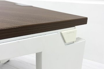 オカムラ ブーメランデスク 120° 1100mm 中古 事務机 中古オフィス家具 ダークブラウン系色の画像