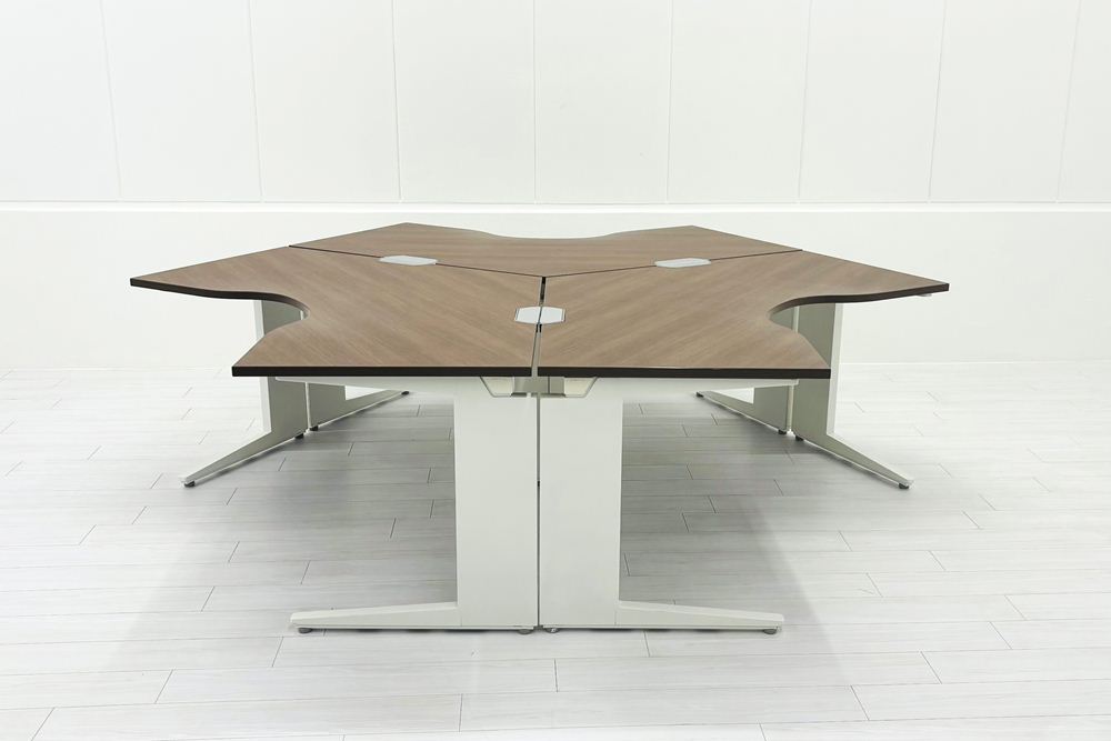 【3台セット】 オカムラ ブーメランデスク 120° 1100mm 中古 事務机 中古オフィス家具 ダークブラウン系色の画像