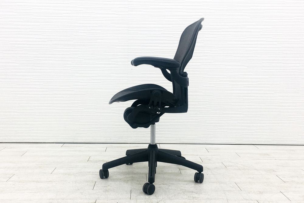 アーロンチェア 中古 Bサイズ フル装備 ハーマンミラー Herman Miller Aeron Chairs 中古オフィス家具 肘レバー シリンダー交換済みの画像