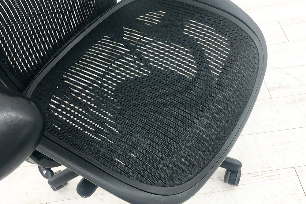 アーロンチェア 中古 Bサイズ フル装備 ハーマンミラー Herman Miller Aeron Chairs 中古オフィス家具 肘レバー シリンダー交換済みの画像