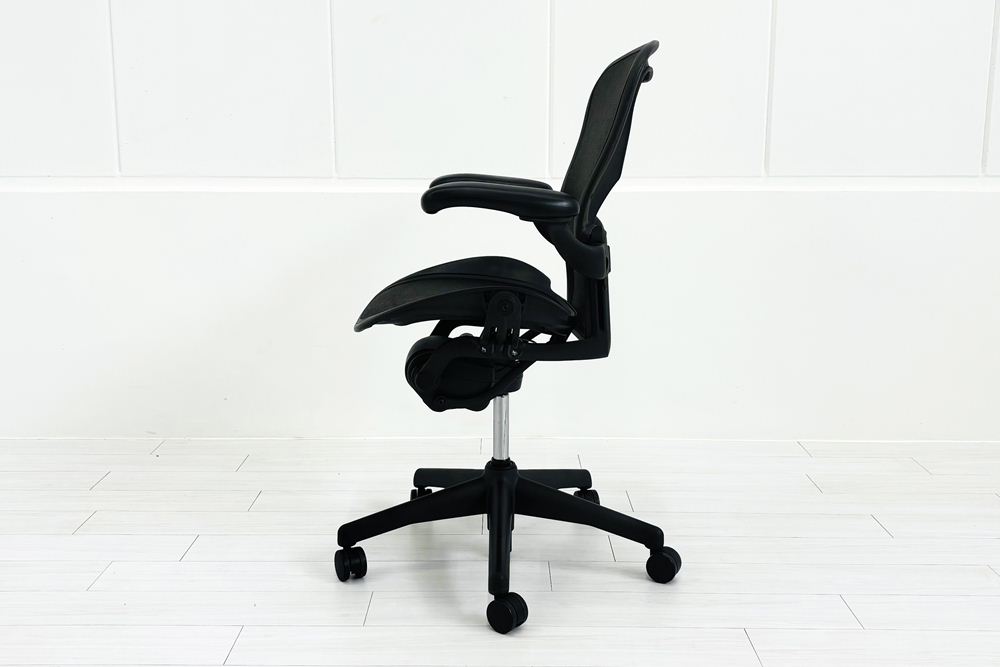 【消耗パーツ交換】 Herman Miller Aeron Chairs アーロンチェア 中古 Bサイズ フル装備 ハーマンミラー ランバーサポート 中古オフィス家具 肘レバータイプの画像