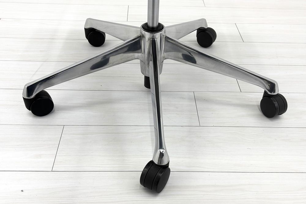 【ポリッシュ脚ピカピカ磨き有！】Baron Chair バロンチェア オカムラ 中古 固定肘 中古オフィス家具 ハイバックメッシュ ブラックの画像