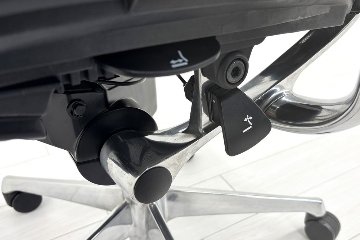 【ポリッシュ脚ピカピカ磨き有！】Baron Chair バロンチェア オカムラ 中古 固定肘 中古オフィス家具 ハイバックメッシュ ブラックの画像