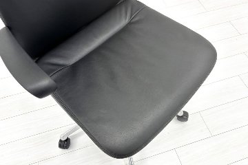 【6脚セット】 オカムラ モードチェア 中古 2017年製 ハイバック デザインアーム 中古オフィス家具 ブラック レザーの画像