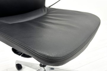 【6脚セット】 オカムラ モードチェア 中古 2017年製 ハイバック デザインアーム 中古オフィス家具 ブラック レザーの画像