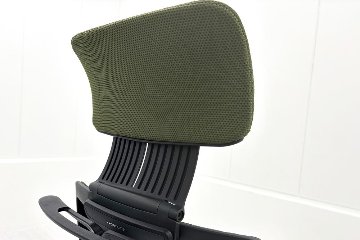 オカムラ コーラルチェア 中古 コーラル エクストラハイバック メッシュ 可動肘 ヘッドレスト付 中古オフィス家具 ダークグリーンの画像