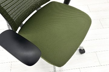 オカムラ コーラルチェア 中古 コーラル エクストラハイバック メッシュ 可動肘 ヘッドレスト付 中古オフィス家具 ダークグリーンの画像