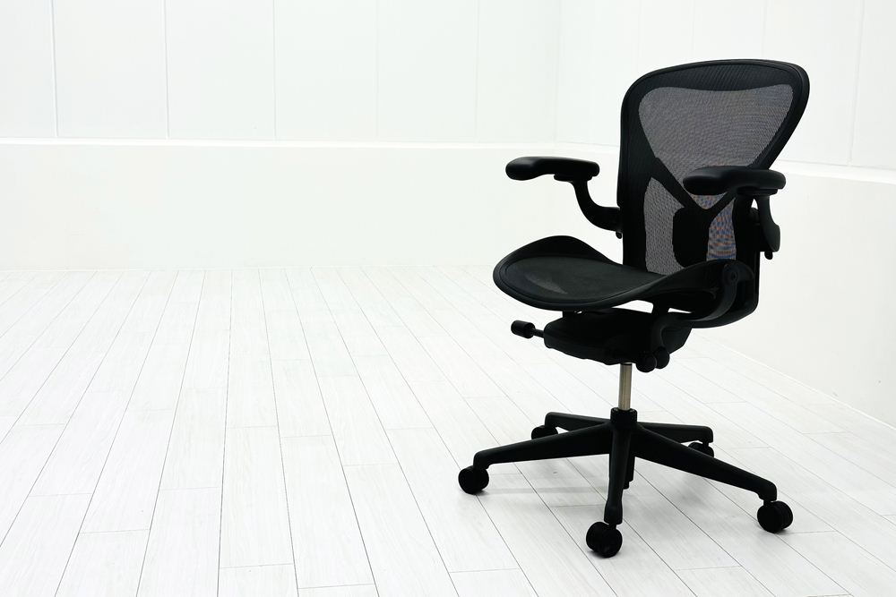 ハーマンミラー アーロンチェア リマスタード Bサイズ ライトシリーズ 中古 2018年製 Herman Miller Aeron Chair Remastered 中古オフィス家具 グラファイトの画像
