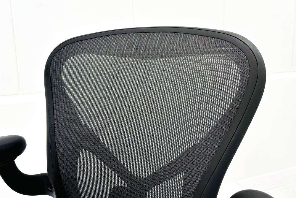 ハーマンミラー アーロンチェア リマスタード Bサイズ ライトシリーズ 中古 2018年製 Herman Miller Aeron Chair Remastered 中古オフィス家具 グラファイトの画像