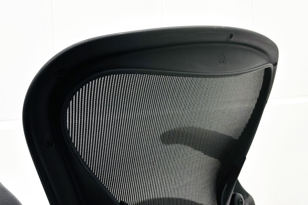 ハーマンミラー アーロンチェア リマスタード Bサイズ ライトシリーズ 中古 2018年製 Herman Miller Aeron Chair Remastered 中古オフィス家具 グラファイトの画像