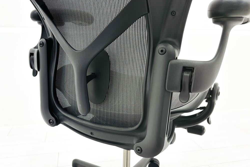 ハーマンミラー アーロンチェア リマスタード Bサイズ ライトシリーズ 中古 2018年製 Herman Miller Aeron Chair Remastered 中古オフィス家具 グラファイトの画像