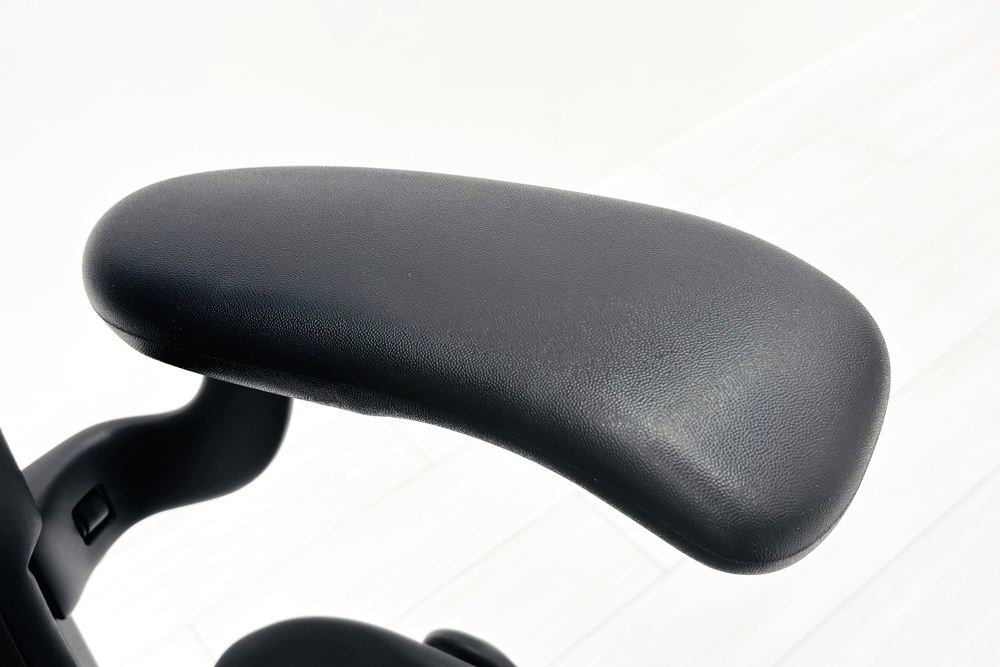 ハーマンミラー アーロンチェア リマスタード Bサイズ ライトシリーズ 中古 2018年製 Herman Miller Aeron Chair Remastered 中古オフィス家具 グラファイトの画像