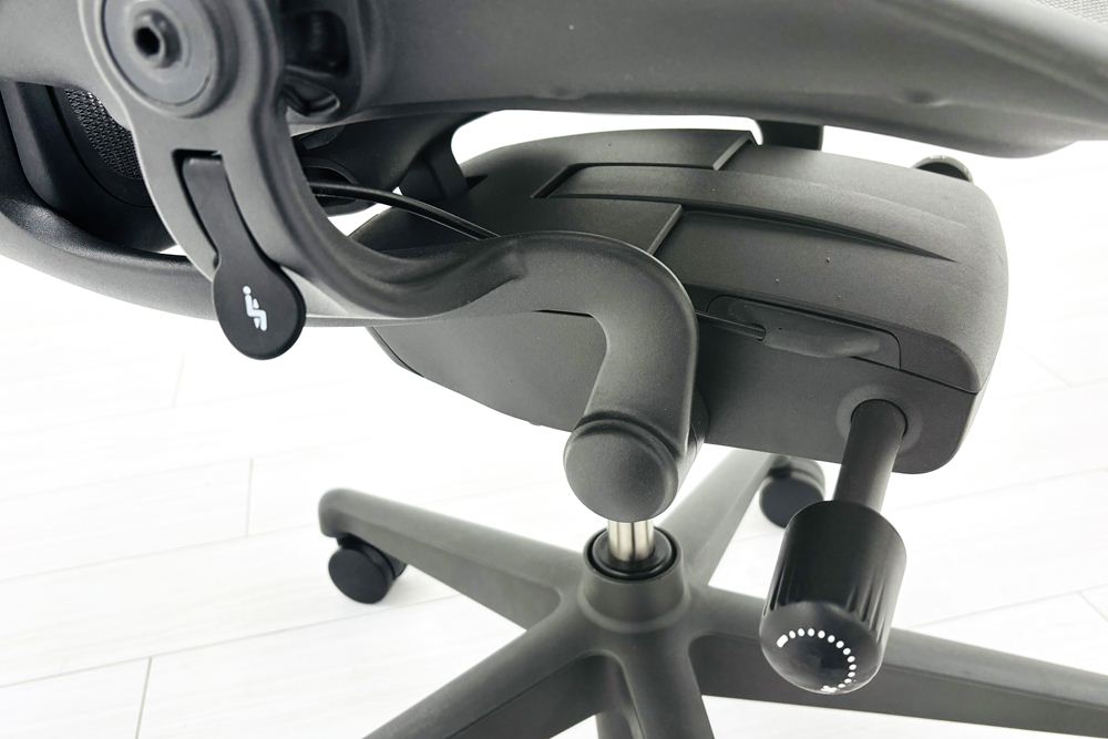 ハーマンミラー アーロンチェア リマスタード Bサイズ ライトシリーズ 中古 2018年製 Herman Miller Aeron Chair Remastered 中古オフィス家具 グラファイトの画像