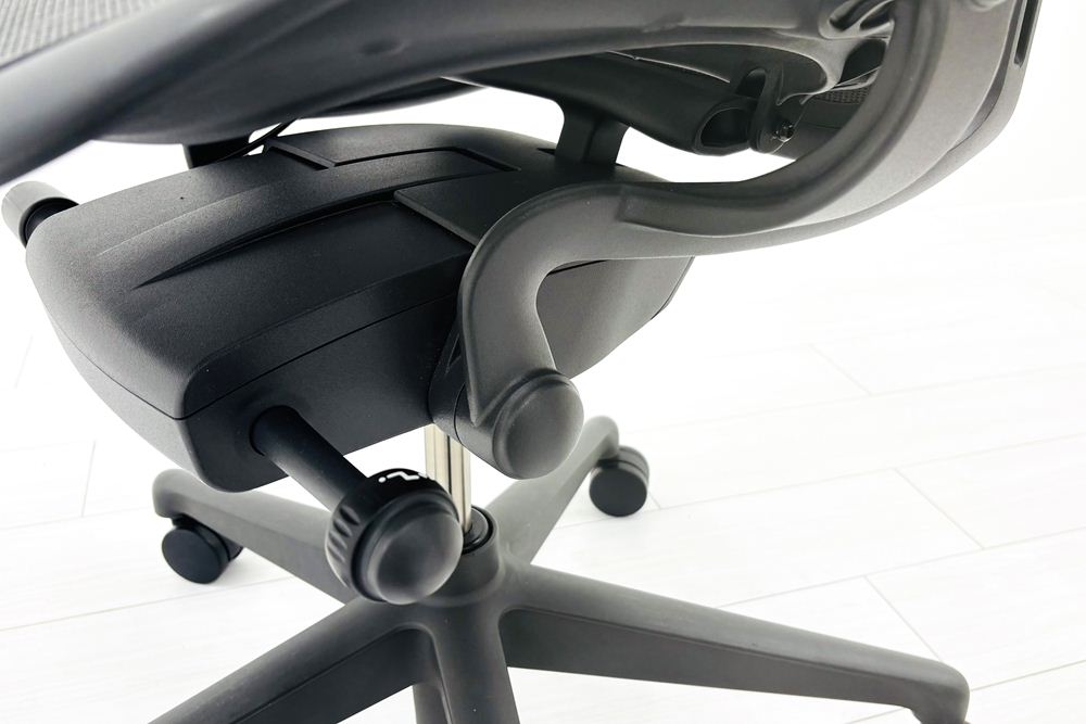 ハーマンミラー アーロンチェア リマスタード Bサイズ ライトシリーズ 中古 2018年製 Herman Miller Aeron Chair Remastered 中古オフィス家具 グラファイトの画像