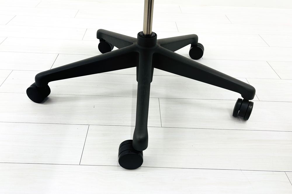 ハーマンミラー アーロンチェア リマスタード Bサイズ ライトシリーズ 中古 2018年製 Herman Miller Aeron Chair Remastered 中古オフィス家具 グラファイトの画像
