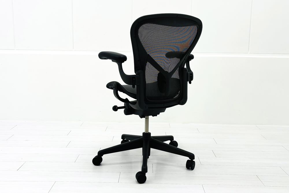 ハーマンミラー アーロンチェア リマスタード Bサイズ ライトシリーズ 中古 2018年製 Herman Miller Aeron Chair Remastered 中古オフィス家具 グラファイトの画像