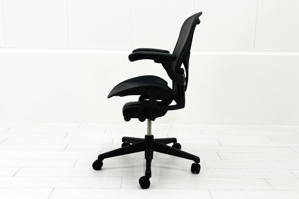 ハーマンミラー アーロンチェア リマスタード Bサイズ ライトシリーズ 中古 2018年製 Herman Miller Aeron Chair Remastered 中古オフィス家具 グラファイトの画像