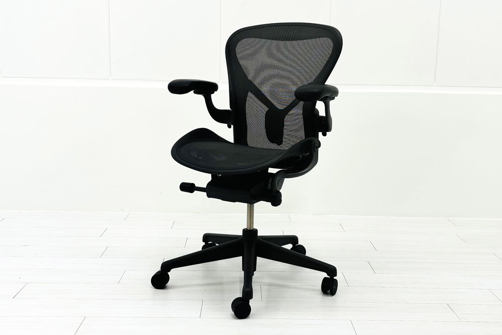 ハーマンミラー アーロンチェア リマスタード Bサイズ ライトシリーズ 中古 2018年製 Herman Miller Aeron Chair Remastered 中古オフィス家具 グラファイトの画像