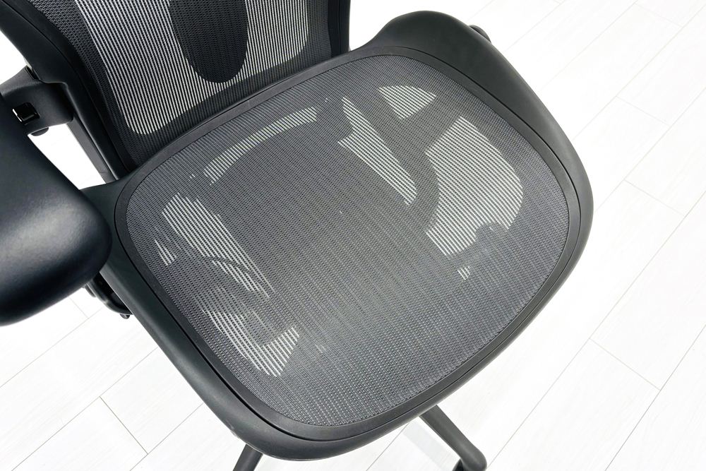 ハーマンミラー アーロンチェア リマスタード Bサイズ ライトシリーズ 中古 2018年製 Herman Miller Aeron Chair Remastered 中古オフィス家具 グラファイトの画像