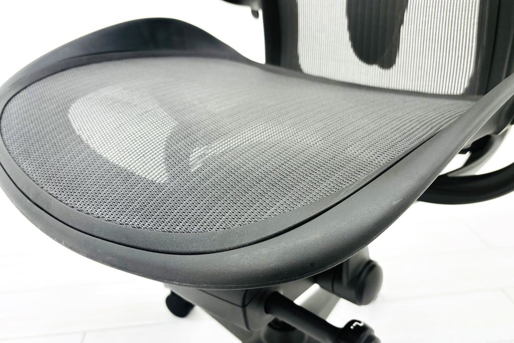 ハーマンミラー アーロンチェア リマスタード Bサイズ ライトシリーズ 中古 2018年製 Herman Miller Aeron Chair Remastered 中古オフィス家具 グラファイトの画像